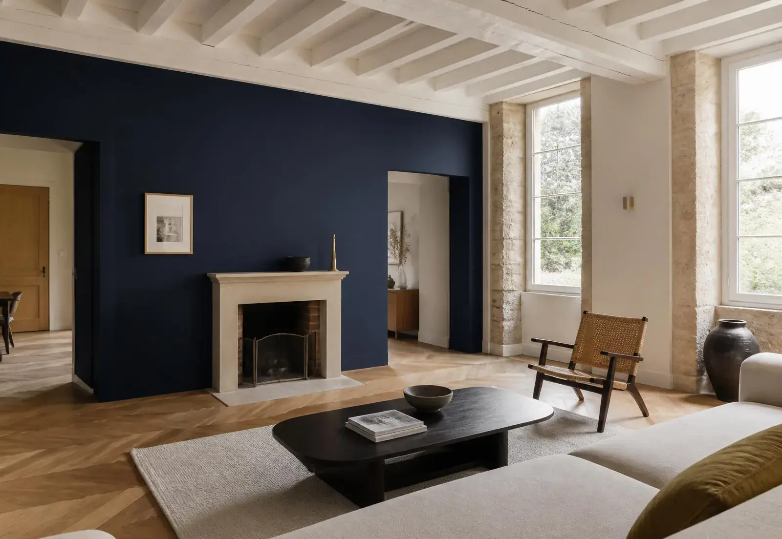 Séjour rénové avec mur peint en bleu nuit, murs clairs et parquet en chêne