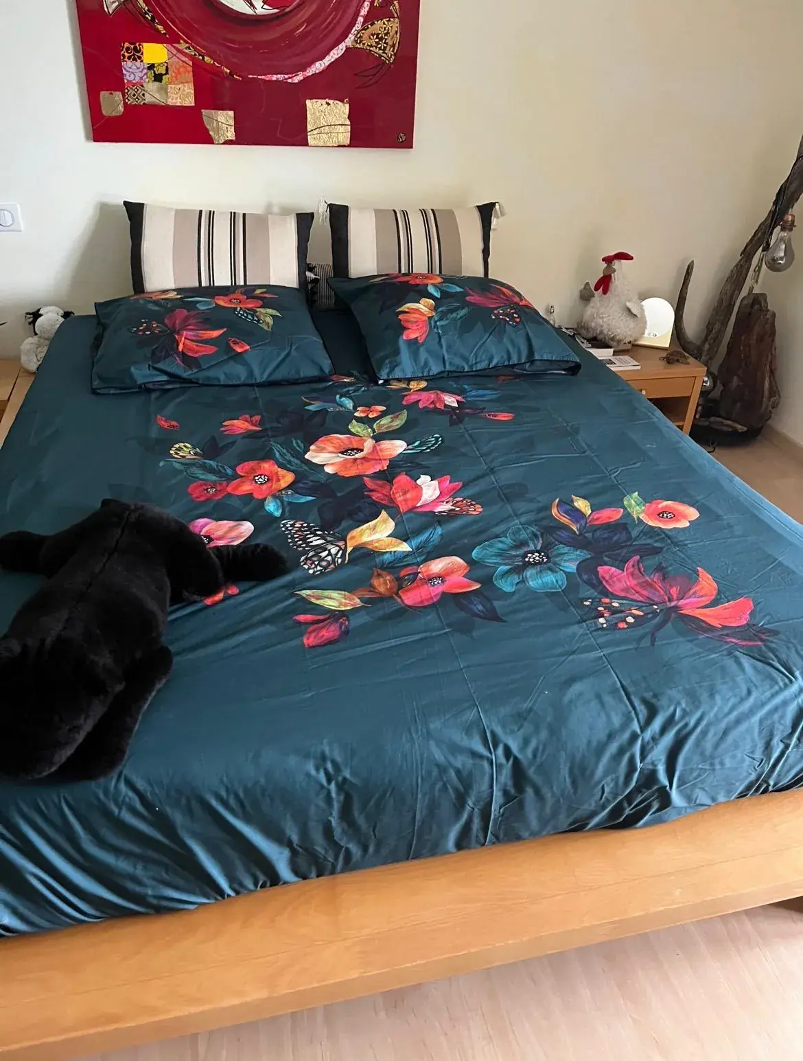 Chambre rénovée avec parquet naturel dans une maison de Bouloc