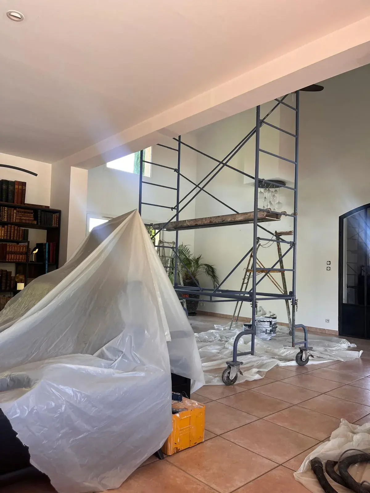 Salon rénové et repeint en blanc à Bouloc