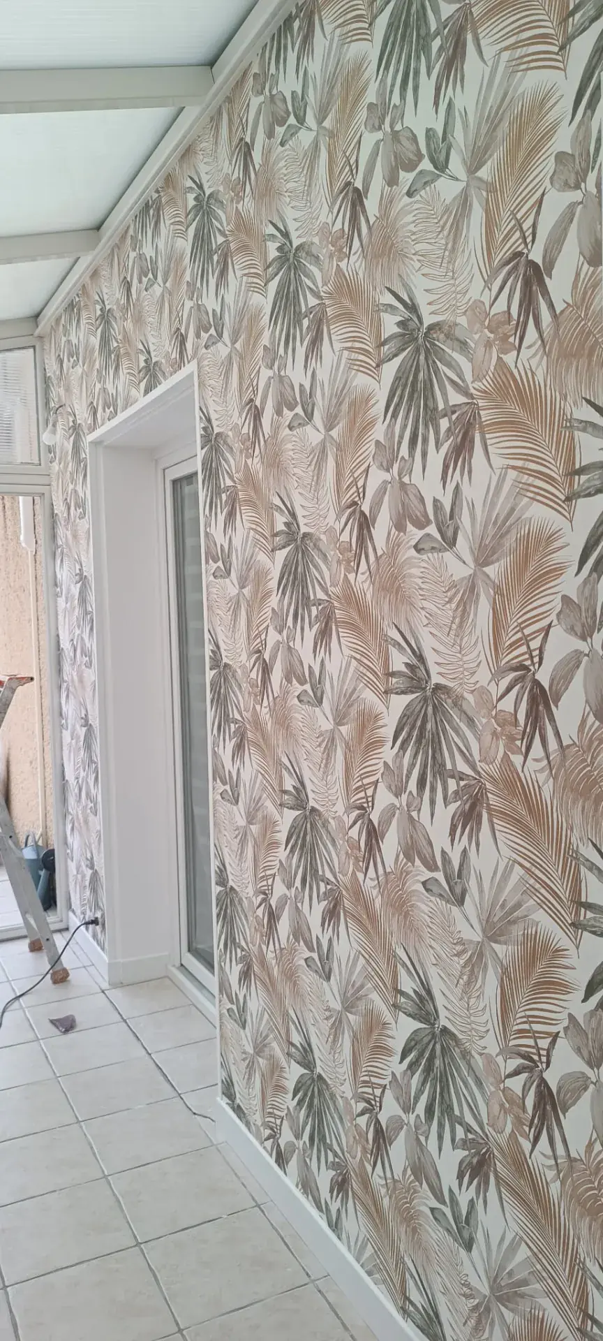 Pose d’un papier peint végétal dans une véranda à Balma